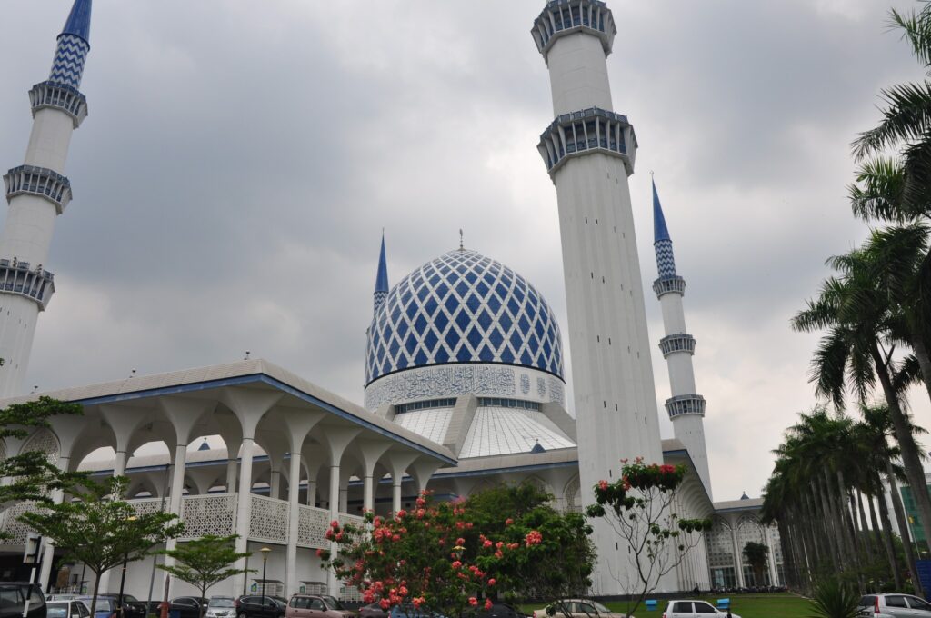 Masjid Sultan Salahuddin Abdul Aziz Shah antara tempat menarik di Shah Alam. 
